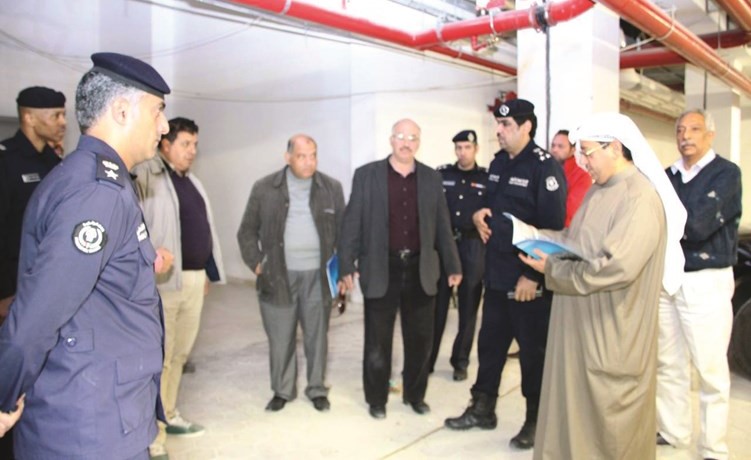 فريق قطاع الوقاية برئاسة العميد خالد فهد يتفقد مجمع الصالات المغلقة ﻿