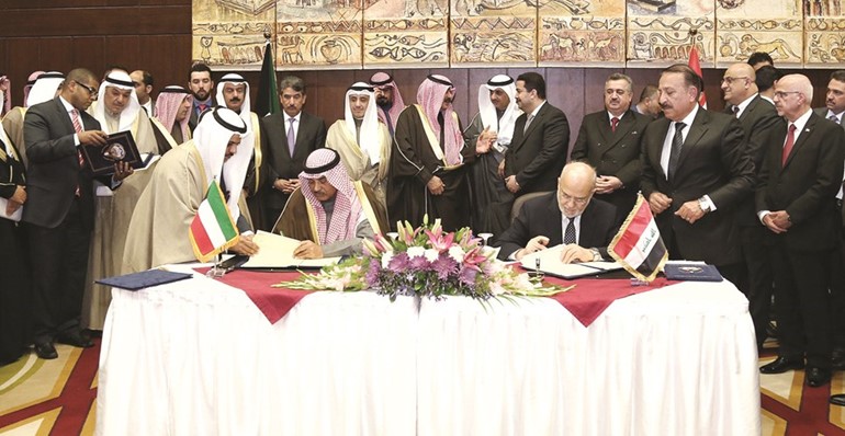 الشيخ صباح الخالد ود. إبراهيم الجعفري يوقعان على إحدى الاتفاقيات المشتركة بحضور خالد الجارالله والشيخ د. أحمد ناصر المحمد والسفير سالم الزمانان والسفير عزيز الديحاني ووفدي البلدين﻿