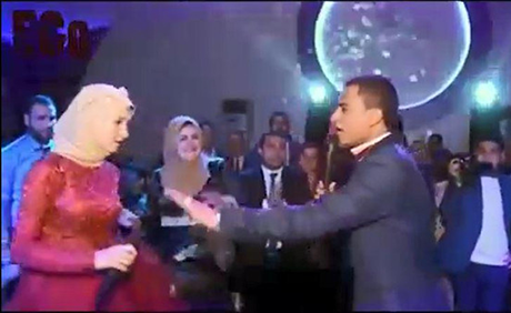 بالفيديو..عروسان مصريان يشعلان مواقع التواصل بمشاجرة من نوع خاص