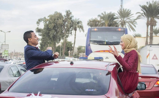 بالفيديو..عروسان مصريان يشعلان مواقع التواصل بمشاجرة من نوع خاص