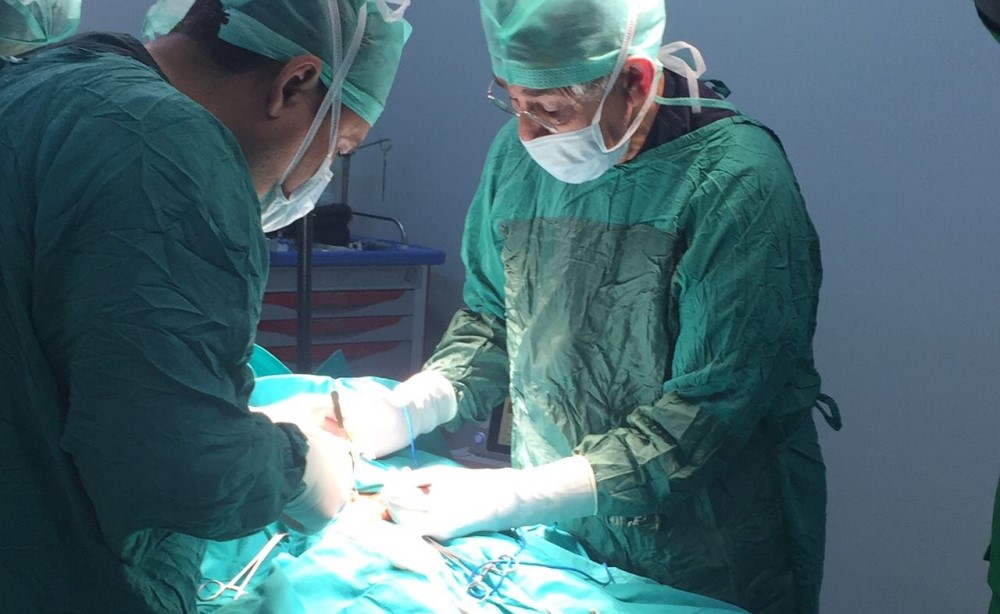 د.هلال الساير اثناء اجراء العملية للطفل السوري