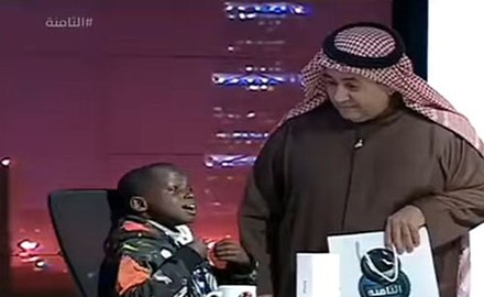 بالفيديو.. طفل يحرج إعلامي سعودي على الهواء.. والأخير يرد: اصبر