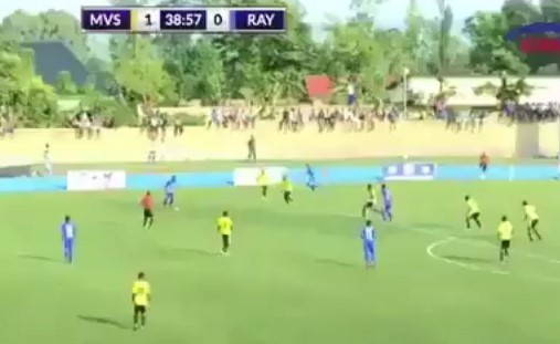 بالفيديو.. لاعب يسرق "سحر" من مرمى المنافس.. وهذه هي النتيجة!