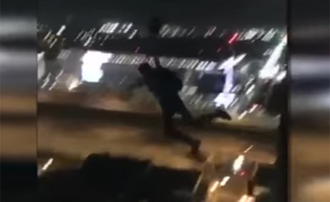 بالفيديو.. لحظة قفز مغامر من فوق ناطحة سحاب