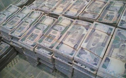 السعودية: وافد يستغل تشابه اسمه مع عائلة ثرية ويستولي على 3 ملايين ريال