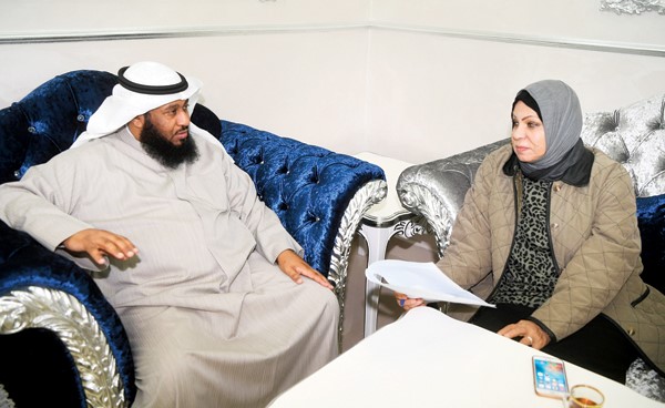 جاسم المسباح يتحدث للزميلة ليلى الشافعي