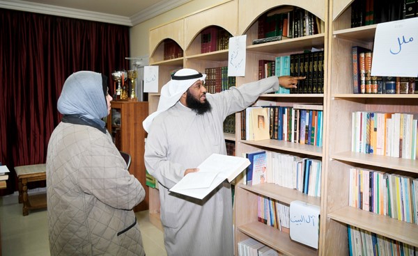في مكتبته الثرية بالكتب والمراجع الإسلامية المتميزة (محمد هاشم)