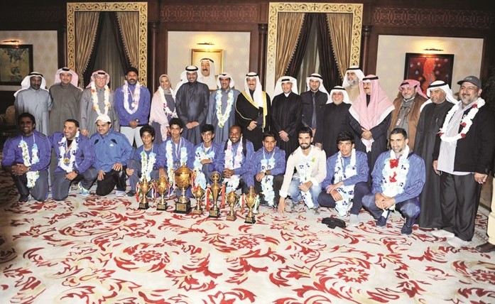 الشيخ أحمد الجابر وكبار الحضور مع أبطال منتخبنا للتنس ﻿
