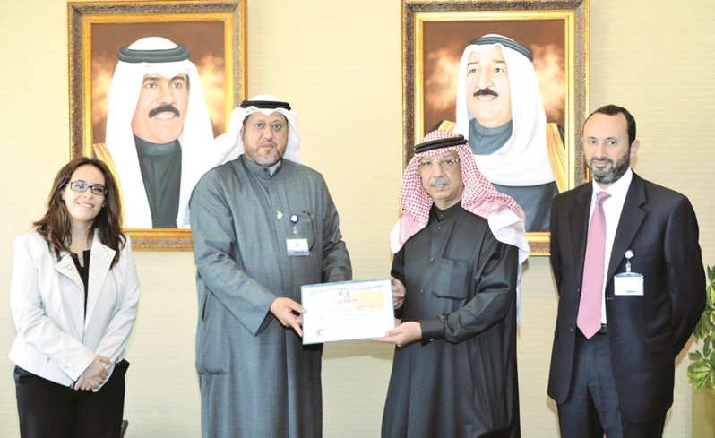 الشيخ محمد الجراح يتسلم التكريم من عبدالرحمن العون﻿