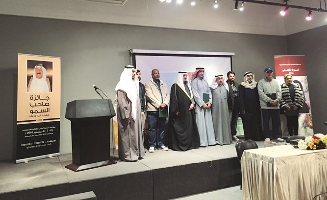 د.بدر الدويش وعبدالرسول سلمان مع عدد من المشاركين في مهرجان التشكيل الخليجي في مولدوفا﻿