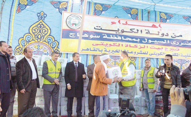 جانب من تسليم المساعدات للمتضررين ﻿
