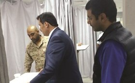د. جمال الحربي خلال جولته في احد اجنحة المستشفى ﻿
