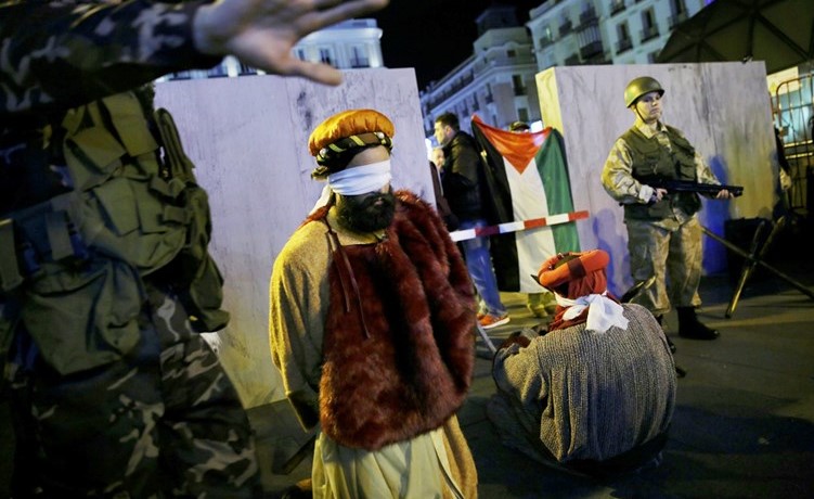 فلسطينيان معصوبا العينين بعد توقيفهما من قبل قوات الاحتلال عقب تظاهرات قرب بيت لحم امس	( رويترز) ﻿