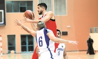 لاعب الكويت حسين الخباز يتفادى الرقابة الجهراوية 	(محمد هاشم) ﻿