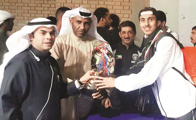 الملاكم بسام الصميعي يتسلم كأس المركز الأول من عضو الاتحاد احمد الفضلي ﻿