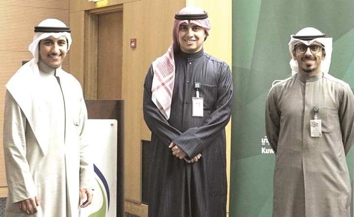 محمد الدويلة متوسطا ممثل العلاقات العامة في البنك وممثل نادي التمويل﻿