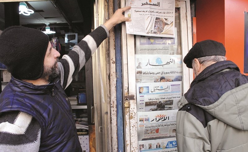 احد قراء جريدة السفير خلال شرائه العدد ما قبل الاخير في آخر يوم عمل لها أمس الجمعة بعد اكثر من اربعين عاما في الصدور (محمود الطويل)﻿