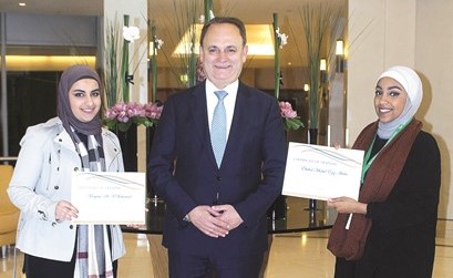 نبيل حمود متوسطا الطالبتين مريم بوحمد وابتهال خالد ﻿