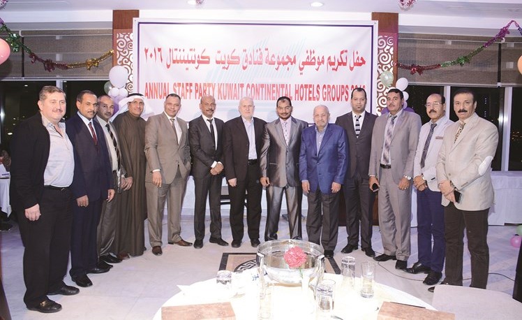 لقطة جماعية لموظفي الفنادق يتوسطهم كمال حسين والحاج محمود ومحمود إمام المدير المالي للمجموعة ﻿