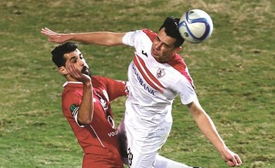 صراع على الكرة بين لاعب وسط الأهلي عبدالله السعيد ومدافع الزمالك محمود حمدي الونش	(رويترز) ﻿