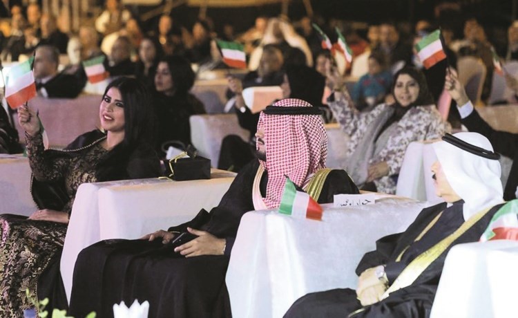 أبرار المسعود والشيخ حمود العلي الصباح وجواد بوخمسين في مقدمة الحضور ﻿