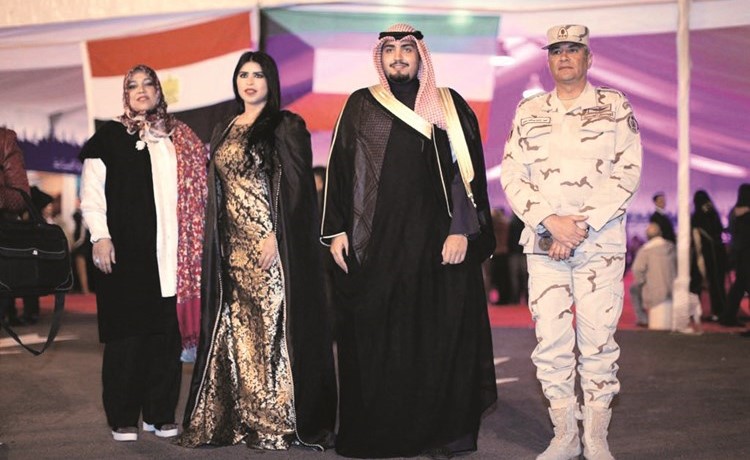 أبرار المسعود والشيخ حمود العلي مع الزميلة هناء السيد﻿