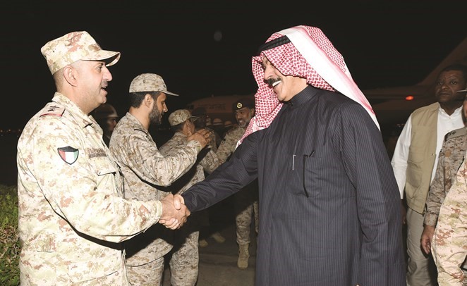 الشيخ محمد الخالد مصافحا أحد ضباط القوة البرية﻿