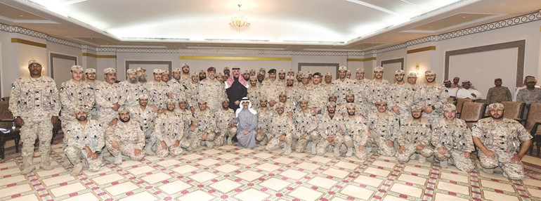 الشيخ محمد الخالد متوسطا أفراد القوة البرية﻿