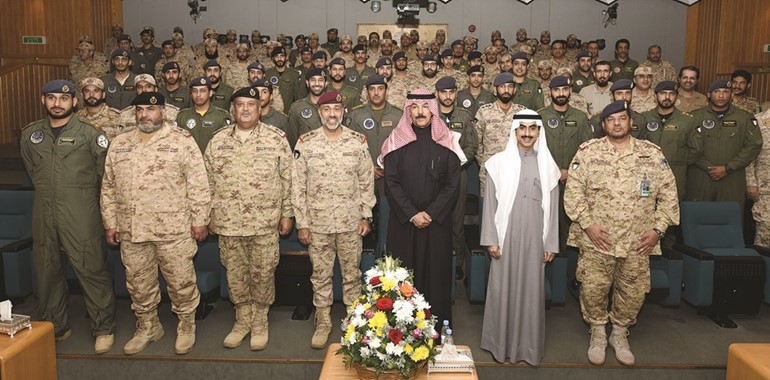 الشيخ محمد الخالد والشيخ ثامر الجابر والفريق ركن الشيخ عبدالله النواف مع أفراد القوة الجوية﻿