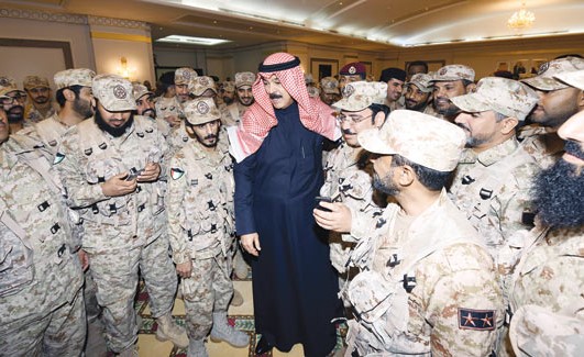 نائب رئيس الوزراء ووزير الدفاع الشيخ محمد الخالد خلال تفقّده القوات الكويتية المشاركة في عملية «إعادة الأمل»