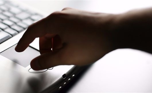 تشجع حبيبها على اغتصاب ابنتها وتعرضها للمتعة عبر الإنترنت