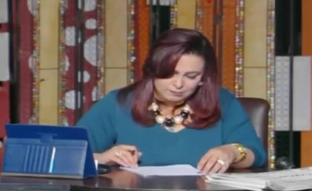 بالفيديو.. مذيعة تستغيث بالسيسي وتدخل في نوبة بكاء على الهواء