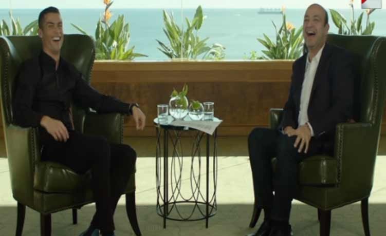 بالفيديو.. رونالدو يحرج عمرو أديب: حصولك على مثل "بطني" مستحيل