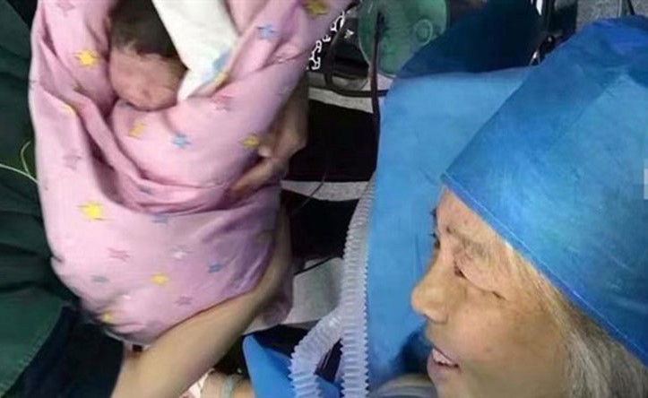 تنجب طفلاً وهي في الـ64 من العمر