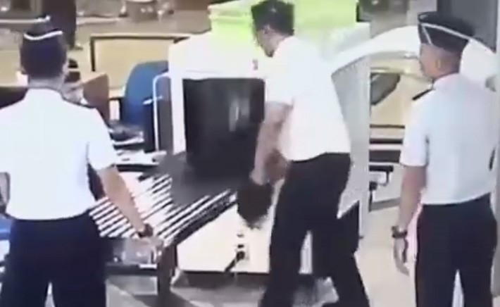 بالفيديو.. الطيار "السكران" يثير رعب الركاب