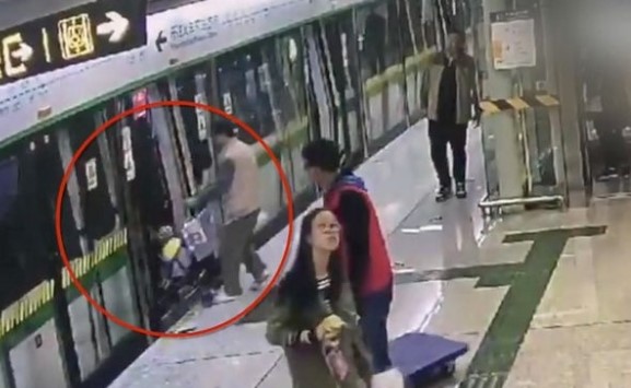 بالفيديو.. رجل يستخدم عربة طفله لمنع باب القطار من الإغلاق