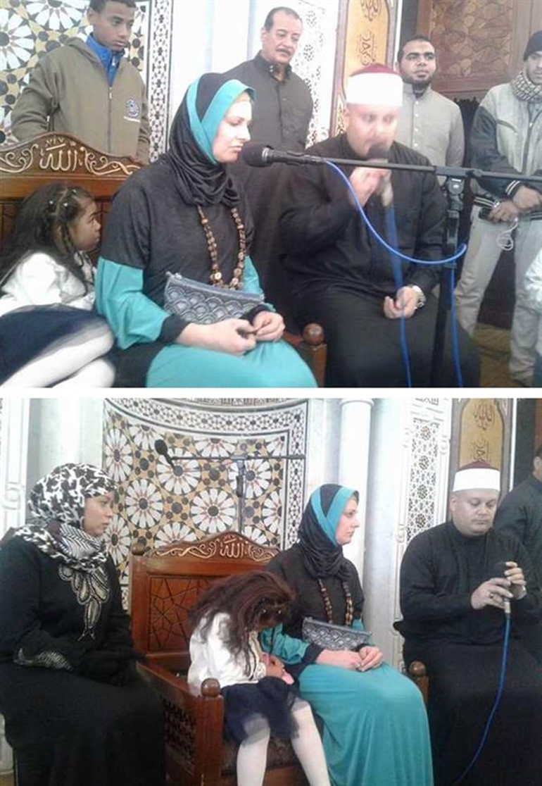 بالصور.. سائحتان تشهران إسلامهما عقب صلاة الجمعة في الغردقة
