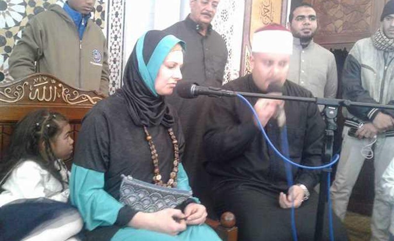 بالصور.. سائحتان تشهران إسلامهما عقب صلاة الجمعة في الغردقة