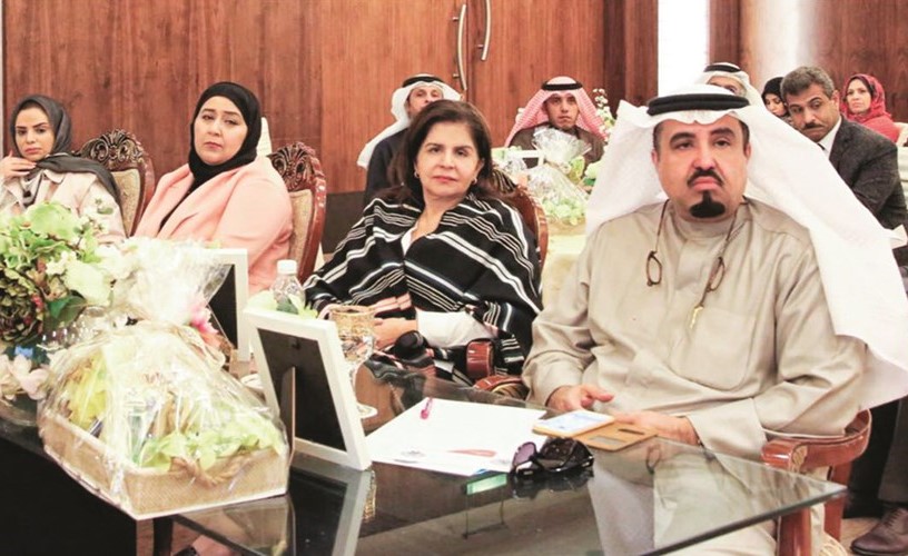 د.شفيقة العوضي وماجد الصالح خلال افتتاح المشروع ﻿