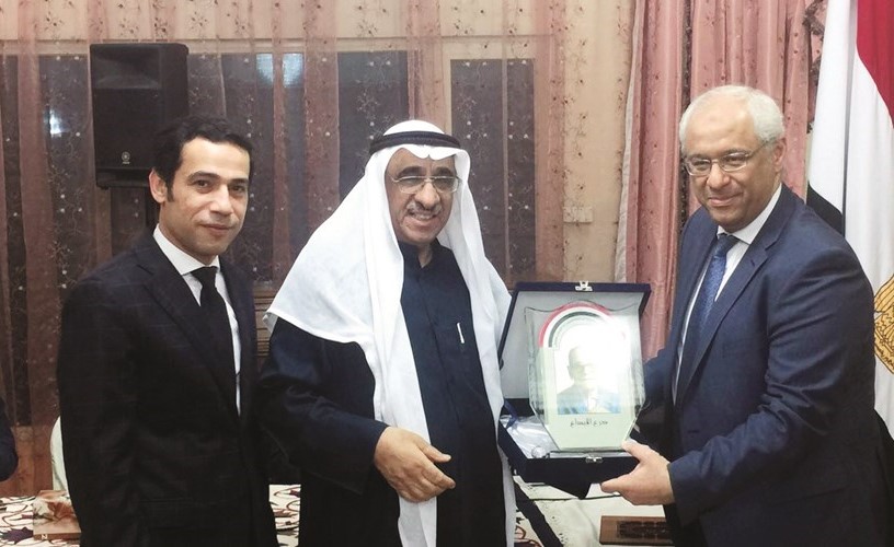 السفير ياسر عاطف ود. نبيل بهجت يكرمان د. سليمان الشطي﻿
