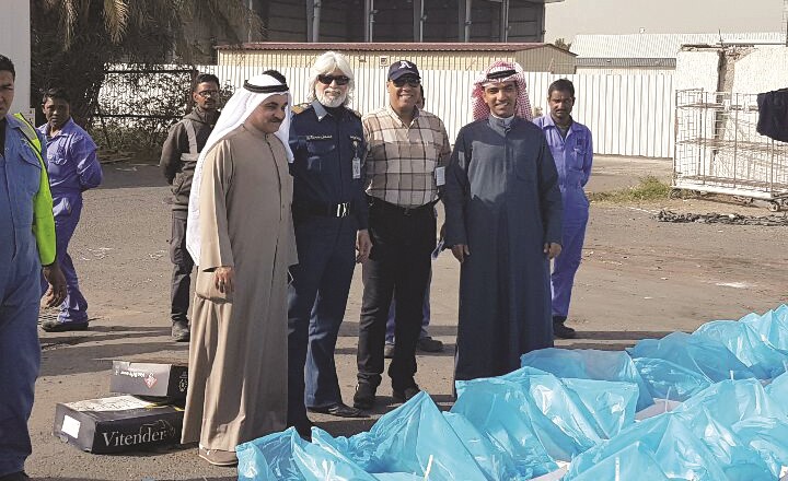 فريق البلدية أمام كميات اللحوم المضبوطة