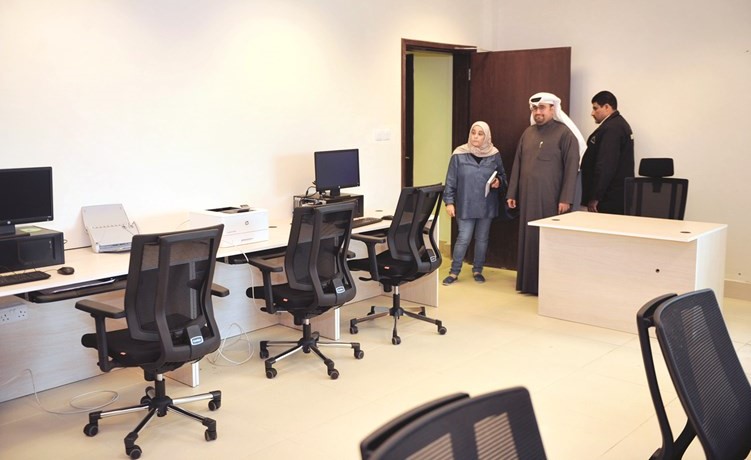 الجويسر يطلع الزميلة بشرى شعبان على القاعة المخصصة لخدمة أصحاب المشاريع في المركز 	(عادل سلامة) ﻿