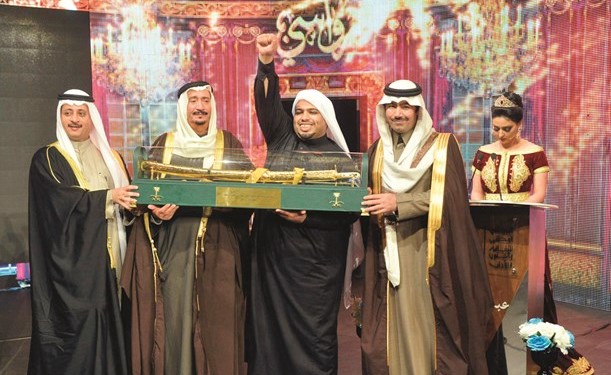 لحظة تتويج الفائز بلقب شاعر العرب﻿