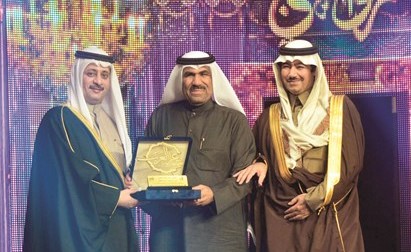 د. بدر الدويش وفايز بن دمخ يكرمان الزميل مفرح الشمري﻿