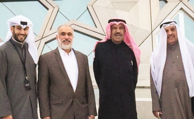 أعضاء مجلس إدارة جمعية الفنانين الكويتيين أثناء زيارتهم لمركز جابر الأحمد الثقافي﻿