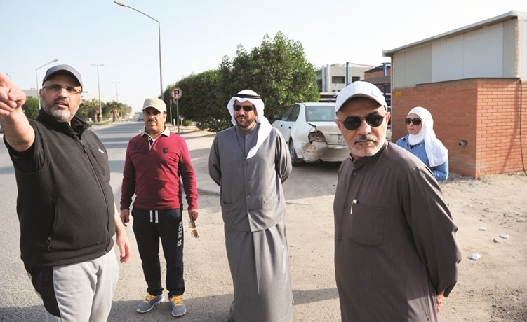 العنزي يشير الى مصارف الامطار على امتداد الشارع في المنطقة الحرة﻿