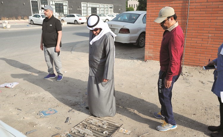 الشيخ عبدالله الأحمد يتفقد أحد المصارف الصحية التي يمكن أن تطفو بسبب الإغلاق ويبدو عبدالله الشبيب ومحمد العنزي﻿
