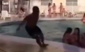بالفيديو.. شاب يتعرض لموقف محرج أثناء استعراض مهاراته في القفز