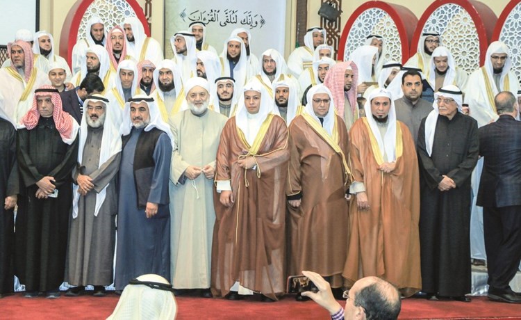 صورة جماعية للمكرمين خلال حفل التخرج ﻿