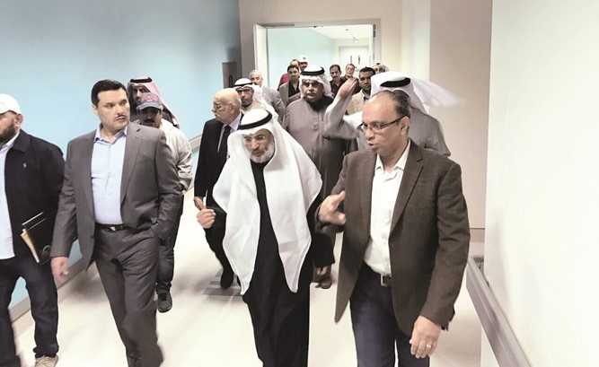 د. جمال الحربي وم. عبدالرحمن المطوع خلال الجولة في مستشفى جابر الأحمد﻿